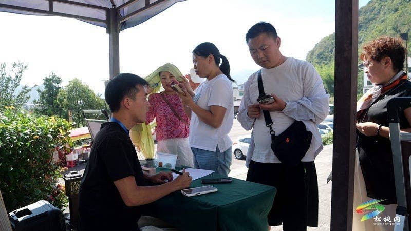 双节期间潜龙洞景区：亿年奇观引客来 惠民活动促火爆