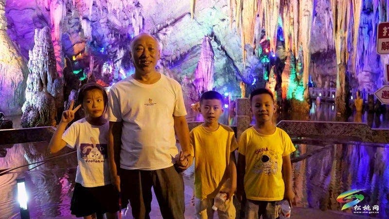 双节期间潜龙洞景区：亿年奇观引客来 惠民活动促火爆