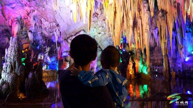 双节期间潜龙洞景区：亿年奇观引客来 惠民活动促火爆
