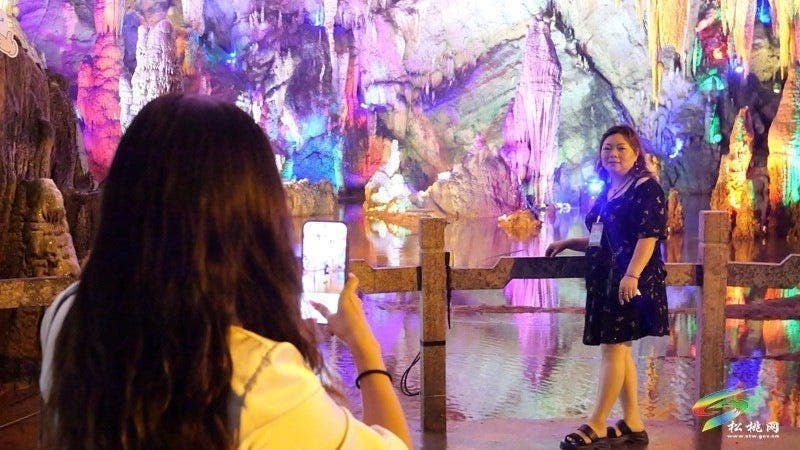 双节期间潜龙洞景区：亿年奇观引客来 惠民活动促火爆