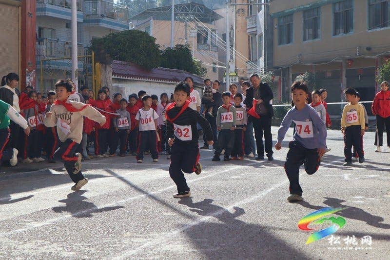 妙隘乡完小举办第 25 届学生田径运动会