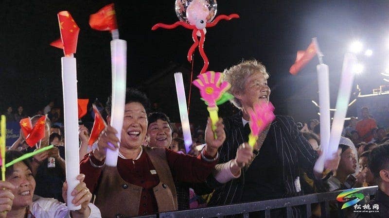 【吃贵州“晚饭”·看松桃村晚】松桃村晚2.0上新！寨英长兴竞风采 “说村”“献艺”“优品”皆亮眼