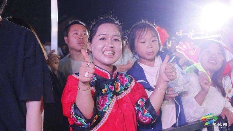 【吃贵州“晚饭”·看松桃村晚】松桃村晚2.0上新！寨英长兴竞风采 “说村”“献艺”“优品”皆亮眼