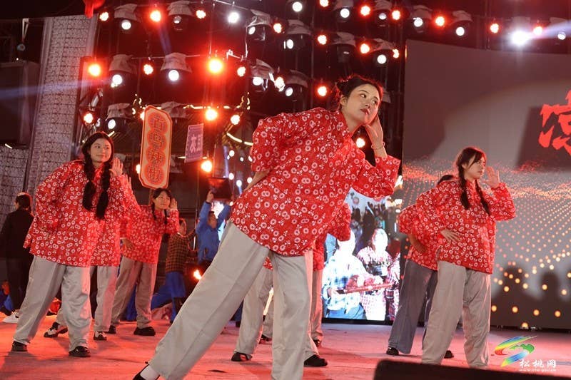 【吃贵州晚饭·看松桃村晚】松桃村晚激情对决：土特产登台 老故事“出圈”