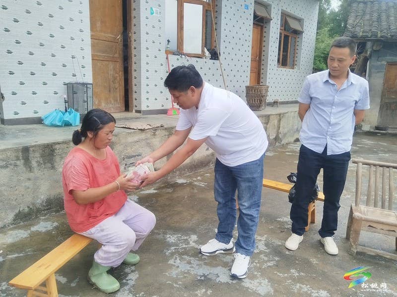 病魔无情人有情  爱心接力暖校园——寨英镇完小为患病学生爱心捐款