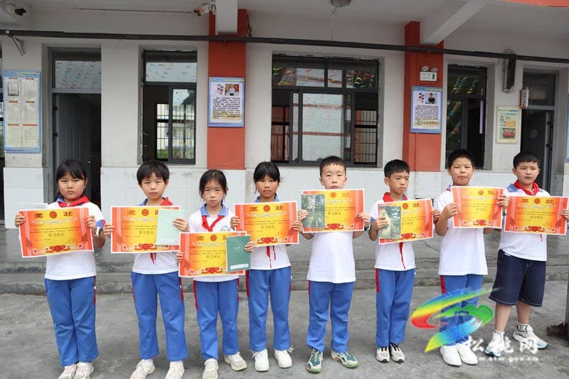 妙隘乡完小举办2026年春季学期期末散学典礼