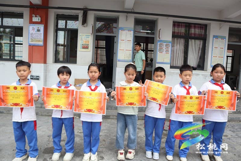 妙隘乡完小举办2026年春季学期期末散学典礼
