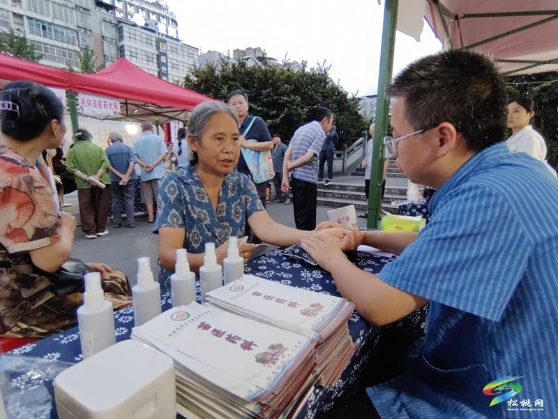 【神奇松桃·魅力苗乡】药香融烟火  岐黄惠苗乡  松桃启动第二届中（苗）医夜市