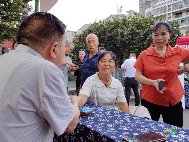 【神奇松桃·魅力苗乡】药香融烟火  岐黄惠苗乡  松桃启动第二届中（苗）医夜市
