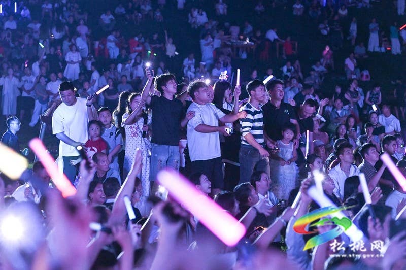 【神奇松桃·魅力苗乡】21℃的夏夜浪漫——松桃村晚走进黔东草海万人星空演唱会燃情唱响