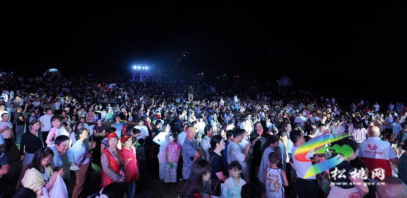 【神奇松桃·魅力苗乡】21℃的夏夜浪漫——松桃村晚走进黔东草海万人星空演唱会燃情唱响