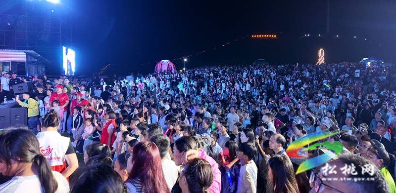 【神奇松桃·魅力苗乡】21℃的夏夜浪漫——松桃村晚走进黔东草海万人星空演唱会燃情唱响