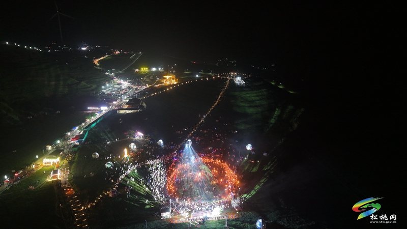 【神奇松桃·魅力苗乡】星空篝火燃夏夜  民俗盛会醉苗乡  松桃黔东草海首届火把节暨万人星空演唱会火热上演