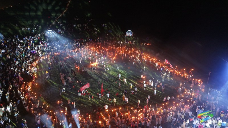 【神奇松桃·魅力苗乡】星空篝火燃夏夜  民俗盛会醉苗乡  松桃黔东草海首届火把节暨万人星空演唱会火热上演
