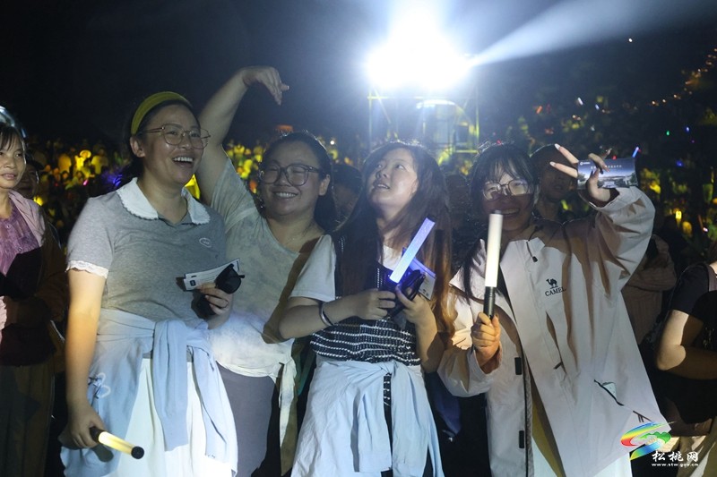 【神奇松桃·魅力苗乡】星空篝火燃夏夜  民俗盛会醉苗乡  松桃黔东草海首届火把节暨万人星空演唱会火热上演