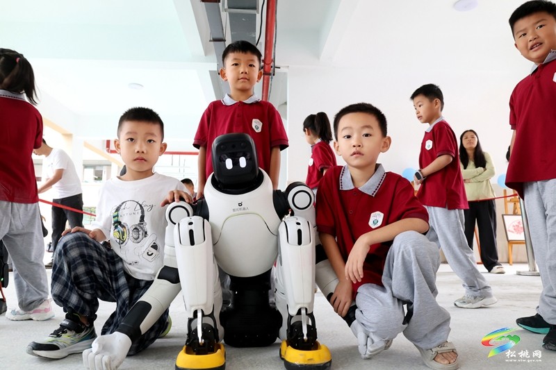 机器人欢乐迎新 松桃一完小开启科技新学期