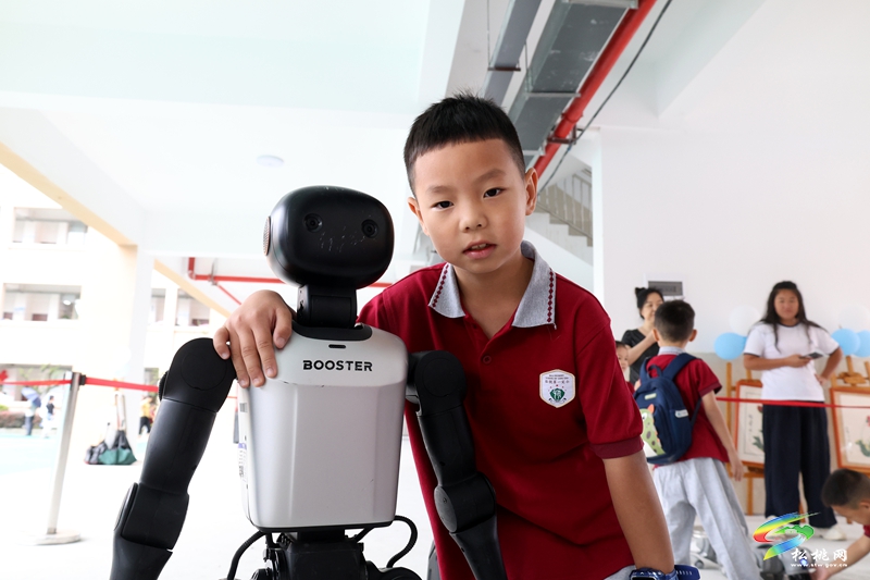 机器人欢乐迎新 松桃一完小开启科技新学期