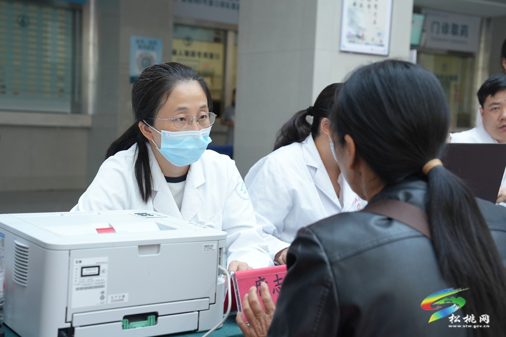 名医下沉暖苗乡 义诊惠民护健康——国家医疗队走进松桃