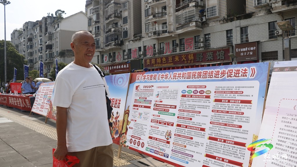 非遗焕彩迎国庆 和风净网润苗城                 ——松桃开展非遗主题宣传活动