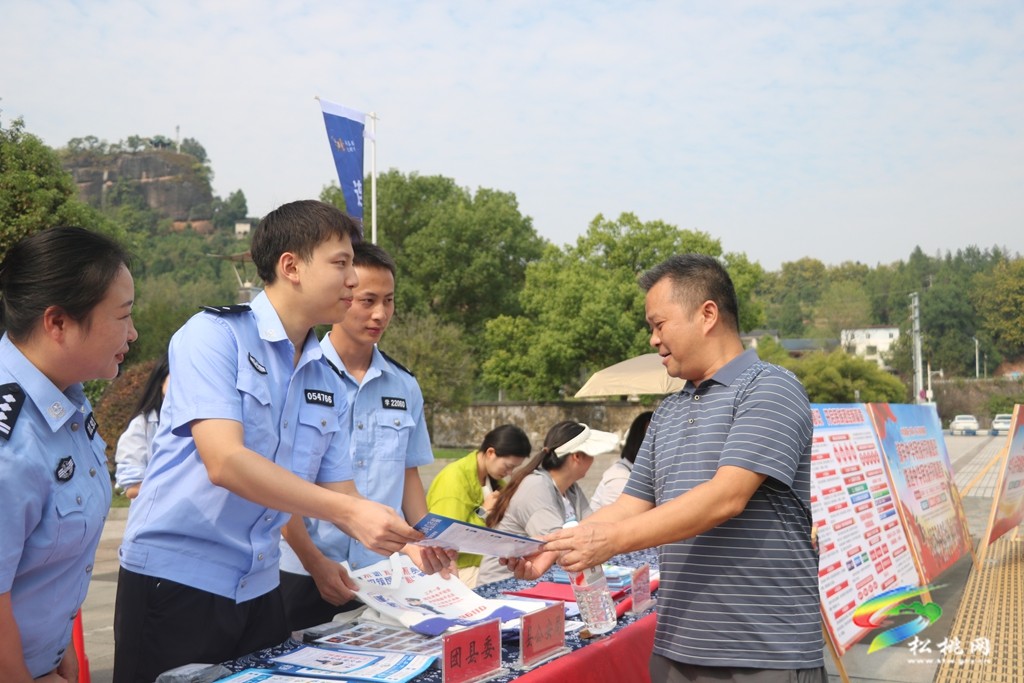 非遗焕彩迎国庆 和风净网润苗城                 ——松桃开展非遗主题宣传活动