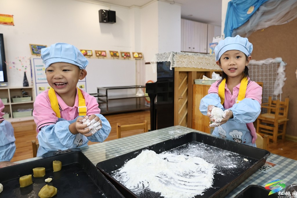 巧手做月饼 童心迎中秋——松桃实验幼儿园开展月饼制作主题活动