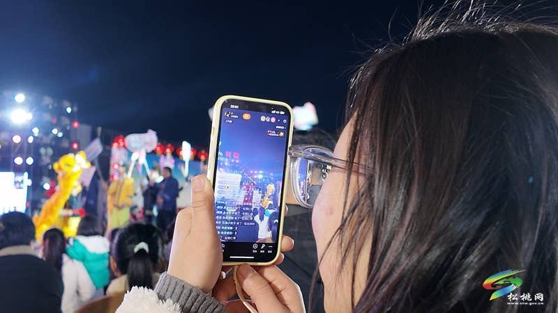 【吃贵州晚饭●看松桃村晚】一村一台戏 松桃村晚燃动苗乡新春夜