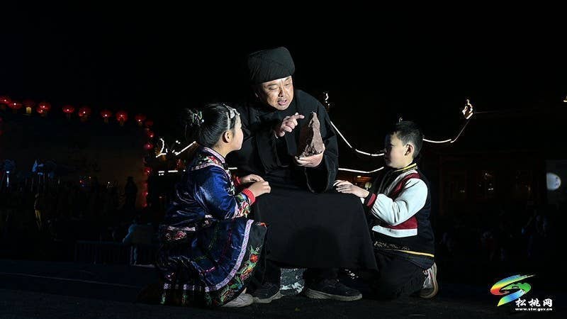 【吃贵州晚饭●看松桃村晚】一村一台戏 松桃村晚燃动苗乡新春夜