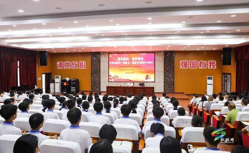 陈琪在松桃苗族自治县第二中学讲授思想政治理论课