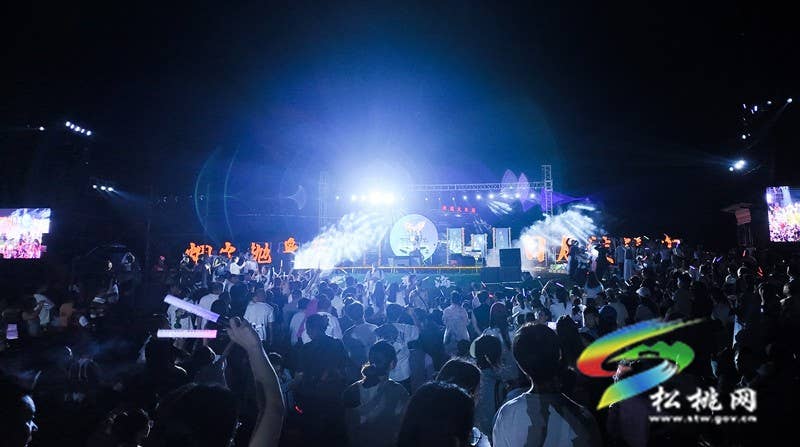 【神奇松桃·魅力苗乡】21℃的夏夜浪漫——松桃村晚走进黔东草海万人星空演唱会燃情唱响
