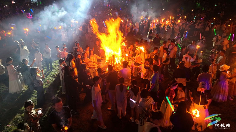 【神奇松桃·魅力苗乡】星空篝火燃夏夜  民俗盛会醉苗乡  松桃黔东草海首届火把节暨万人星空演唱会火热上演