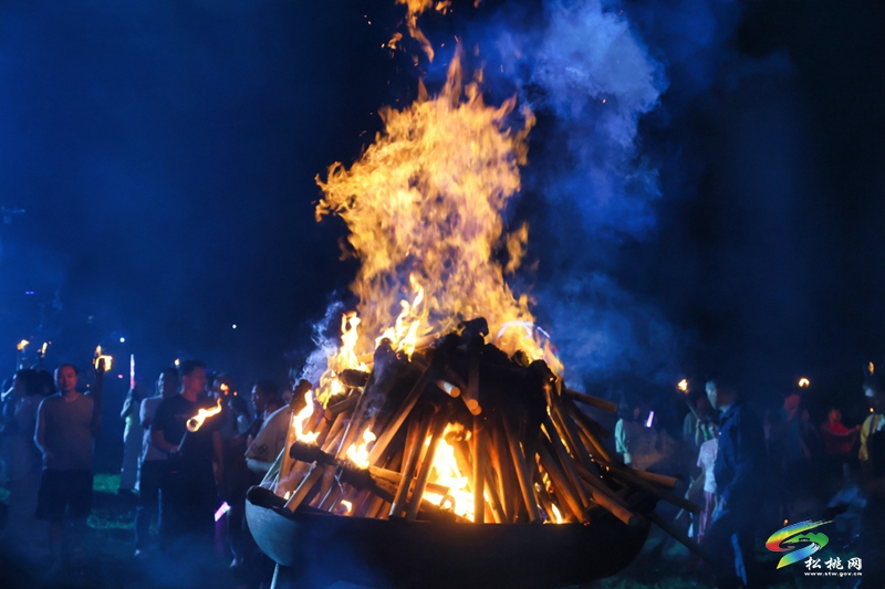 【神奇松桃·魅力苗乡】星空篝火燃夏夜  民俗盛会醉苗乡  松桃黔东草海首届火把节暨万人星空演唱会火热上演
