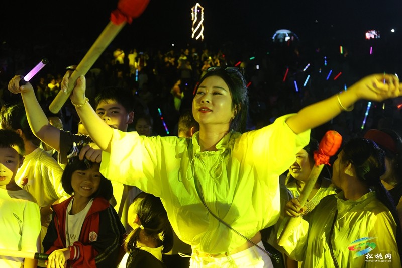 【神奇松桃·魅力苗乡】星空篝火燃夏夜  民俗盛会醉苗乡  松桃黔东草海首届火把节暨万人星空演唱会火热上演