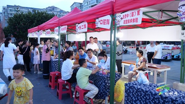 岐黄夜市 惠润苗乡 松桃第二届中（苗）医夜市惠及群众