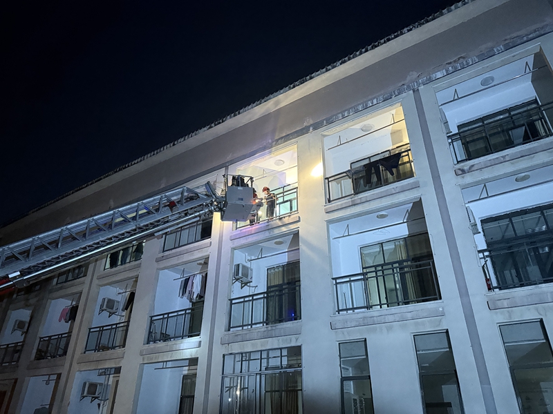 以练筑防 守护夕阳！松桃消防走进福利院开展夜间应急演练